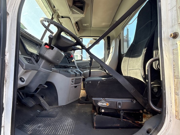 #6905-•-2007-freightliner-day-cab-non-runner-semi-tractor-(wi-title-in-delay)-image-27