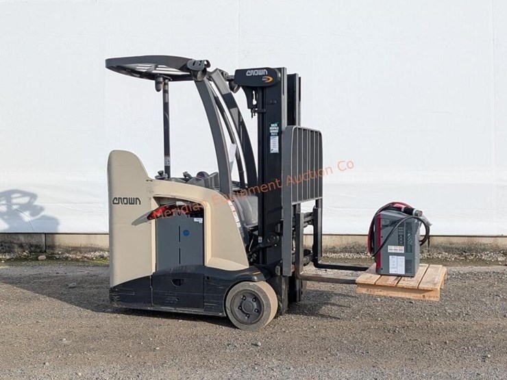 crown-rc5535-35-stand-up-forklift-image-1