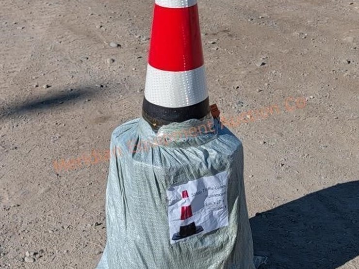 20--27"-reflective-safety-cones-image-1