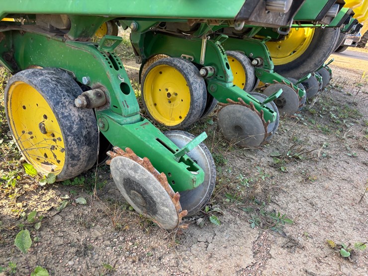 #1949-•-john-deere-7200-conservation-16-row-planter-image-21