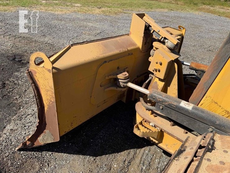 2020-caterpillar-d1-image-43