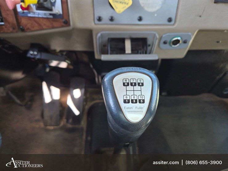 2006-peterbilt-335-image-34