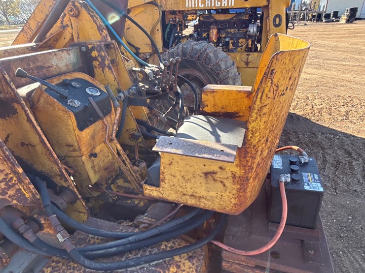 #6924-•-john-deere-440-ic-series-crawler-loader-image-9