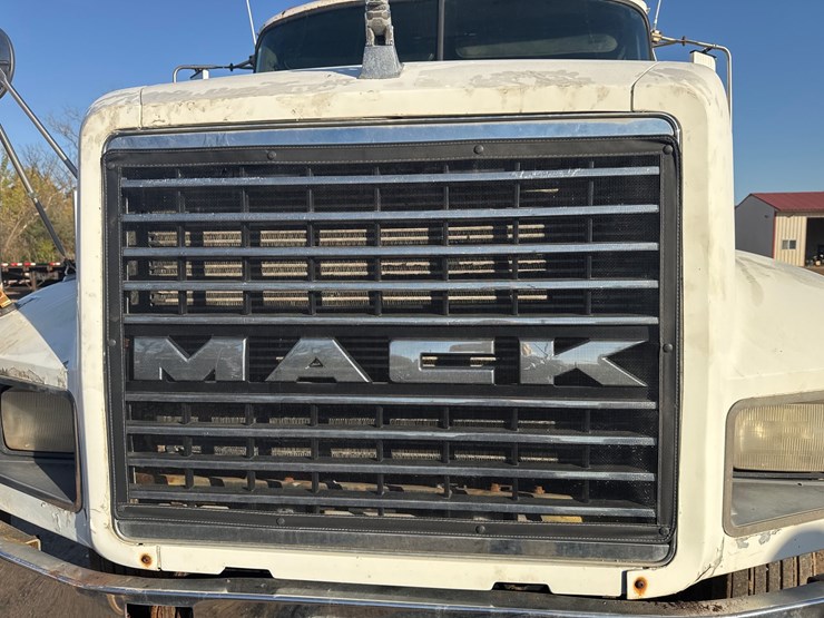 #6902-•-1993-mack-conventional-sleeper-semi-tractor-image-50
