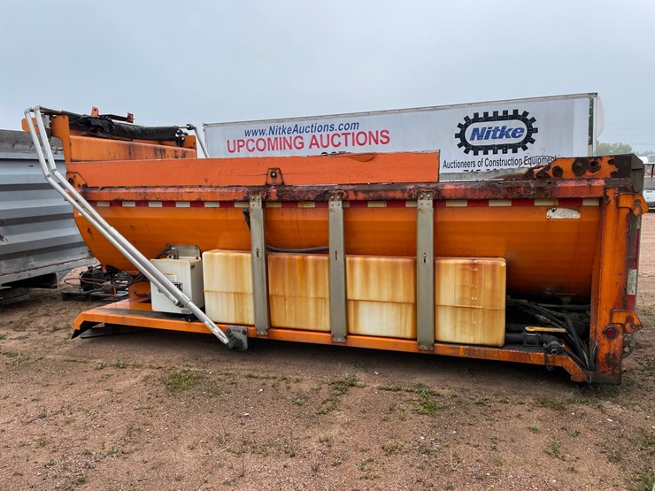 #3729-•-16'-salter-and-sand-box-with-conveyor-bottom-image-3