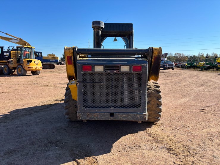 #1086-•-2016-gehl-v400-skid-steer-with-bucket-image-6