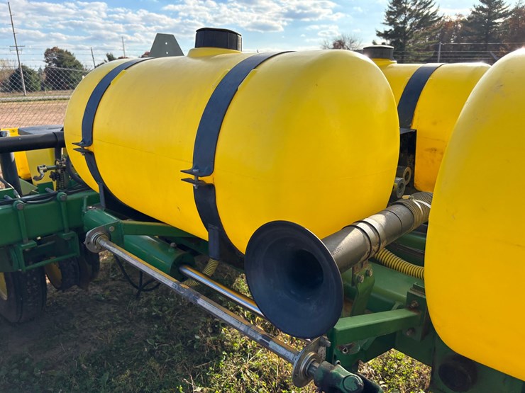 #1949-•-john-deere-7200-conservation-16-row-planter-image-25