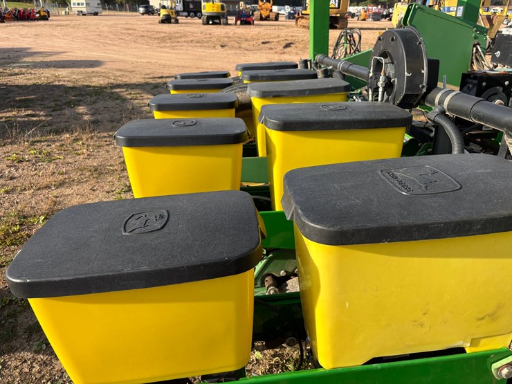 #1948-•-john-deere-7200-16-row-planter-image-11
