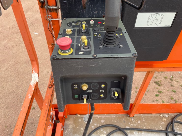 #1859-•-2015-jlg-4394rt-4x4-scissor-lift-image-41