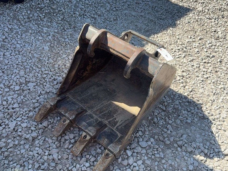bobcat-20”-tooth-excavator-bucket-image-2