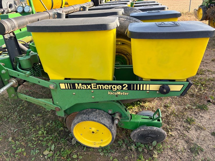 #1949-•-john-deere-7200-conservation-16-row-planter-image-9