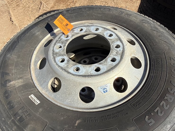 #6980-•-(4)-commercial-truck-tires-with-10-bolt-aluminum-rims-image-6