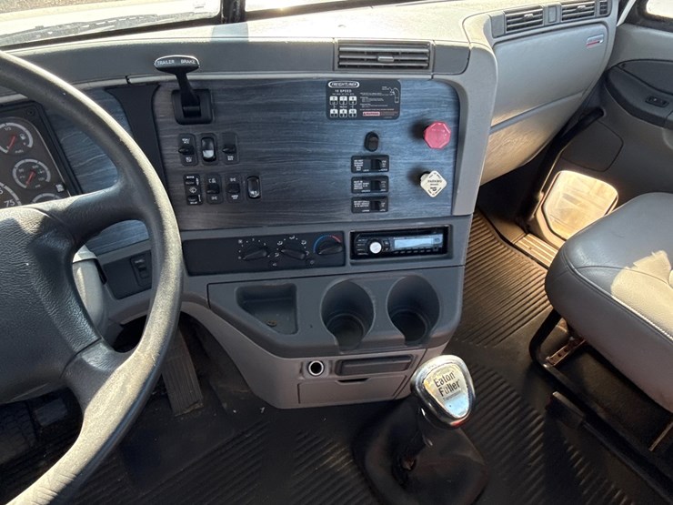 #6905-•-2007-freightliner-day-cab-non-runner-semi-tractor-(wi-title-in-delay)-image-14