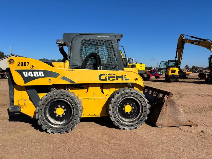 #1888-•-2016-gehl-v400-skid-steer-with-bucket-image-4