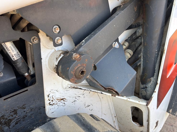 #1073-•-2021-bobcat-r-series-t66-tracked-skid-steer-image-16