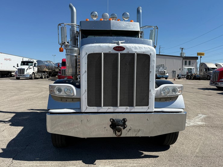 2020-peterbilt-389-image-3