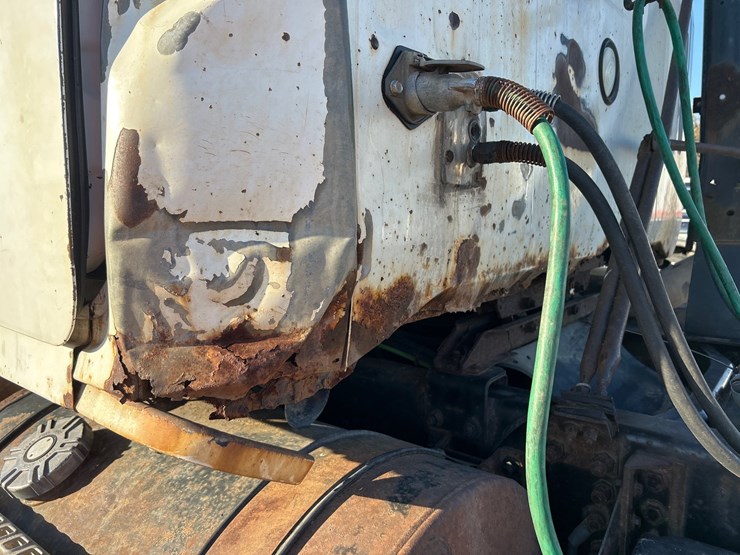 #6903-•-1995-volvo-gm-wg64t-tandem-axle-day-cab-semi-tractor-(has-wi-title)-image-15