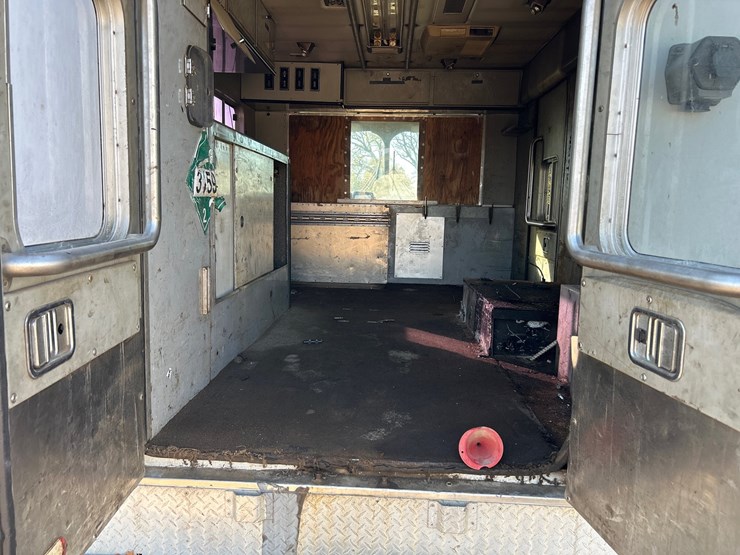 #6934-•-1992-computer-designed-chassis-1300-stoughton-step-van-(has-wi-title)-image-16