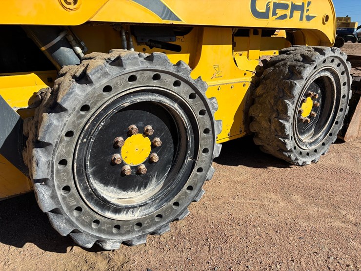 #1888-•-2016-gehl-v400-skid-steer-with-bucket-image-16