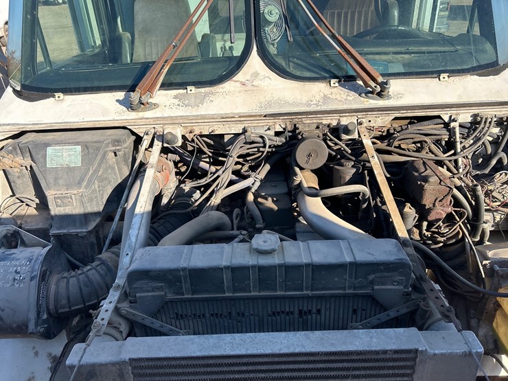 #6934-•-1992-computer-designed-chassis-1300-stoughton-step-van-(has-wi-title)-image-10