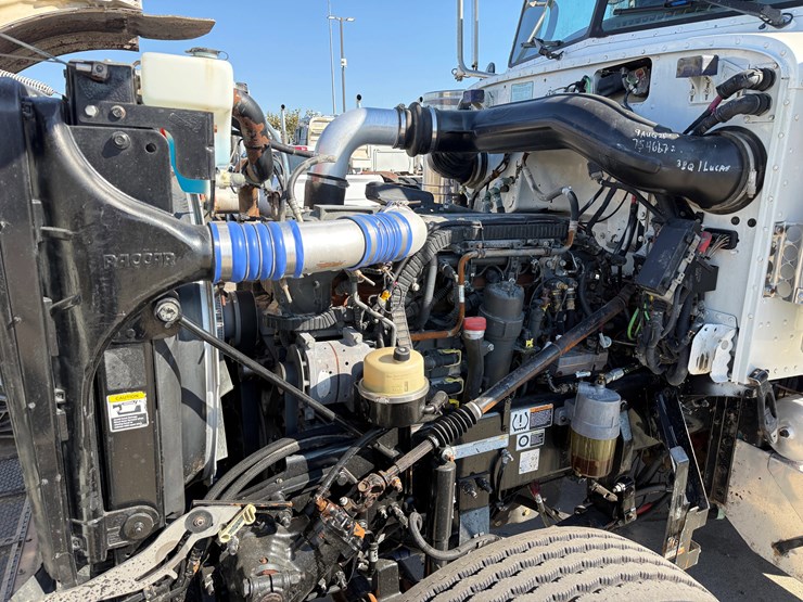 2016-peterbilt-389-image-29