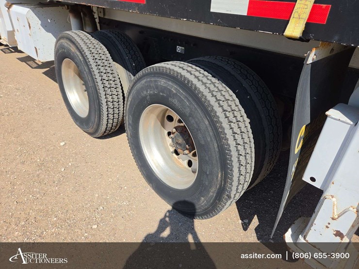 2006-peterbilt-335-image-39