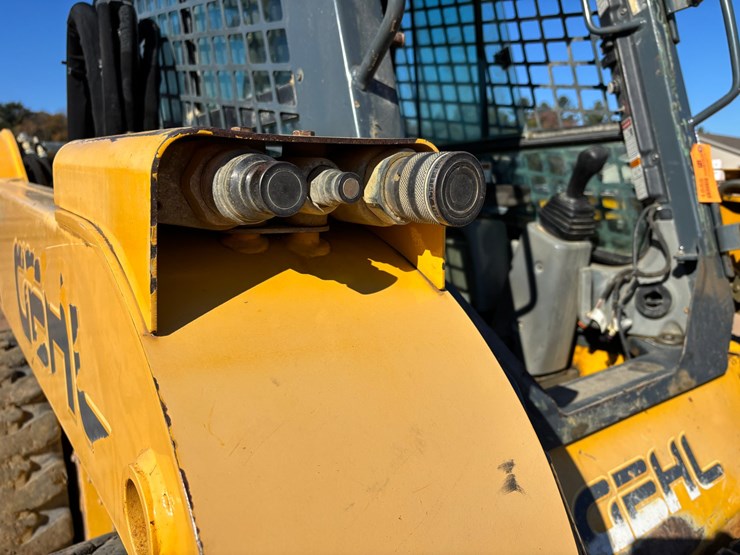 #1888-•-2016-gehl-v400-skid-steer-with-bucket-image-14