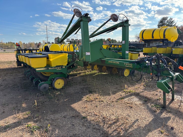 #1949-•-john-deere-7200-conservation-16-row-planter-image-3