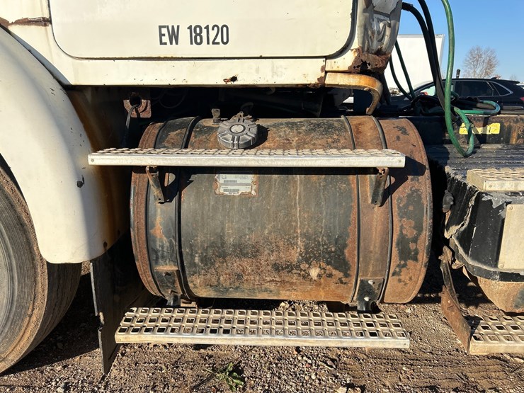 #6903-•-1995-volvo-gm-wg64t-tandem-axle-day-cab-semi-tractor-(has-wi-title)-image-12