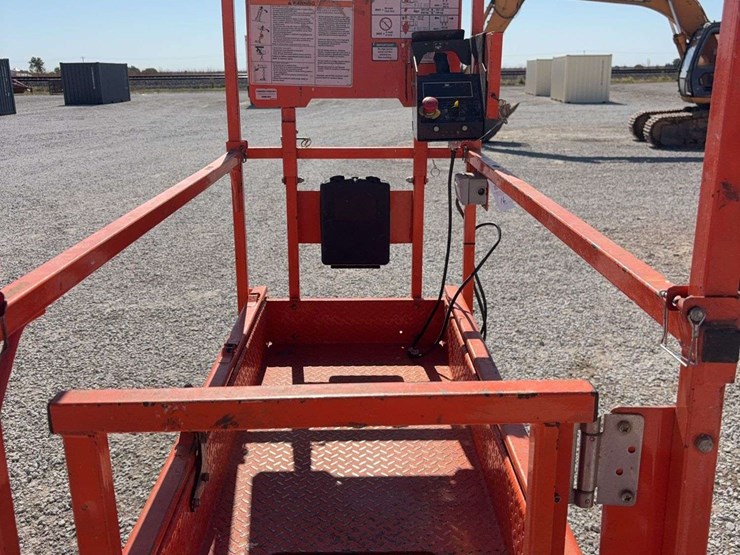 2023-jlg-19’-scissor-lift,-model-1932r,-battery-operated,-19’-reach,-non-marking-tires,-s/n--m200051613-image-3