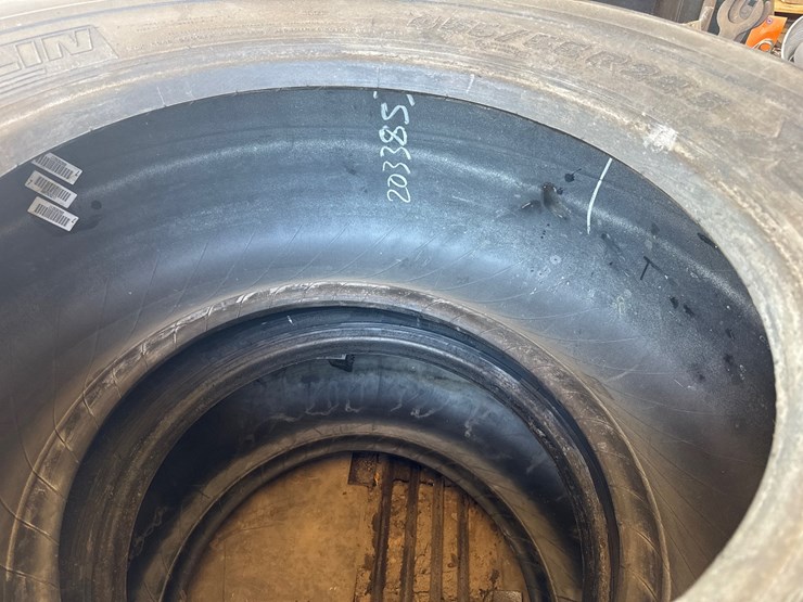 #6992-•-(2)-michelin-commercial-truck-tires-image-3