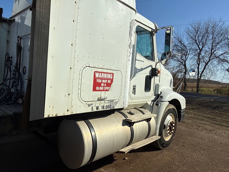 #6906-•-2002-international-9200i-sleeper-semi-truck-tractor-(has-wi-title)-image-31