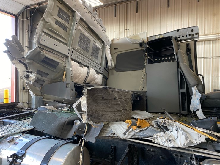 #6984-•-2024-volvo-sleeper-cab-semi-truck-tractor-image-28