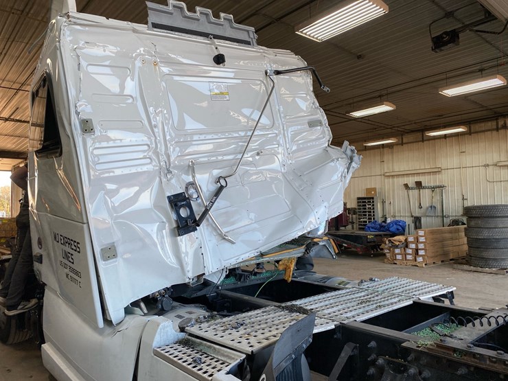 #6984-•-2024-volvo-sleeper-cab-semi-truck-tractor-image-10