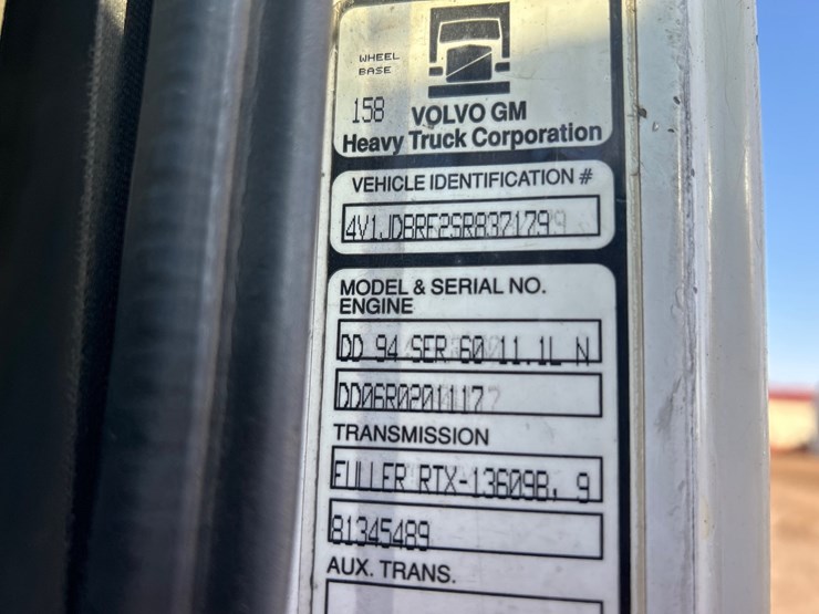 #6903-•-1995-volvo-gm-wg64t-tandem-axle-day-cab-semi-tractor-(has-wi-title)-image-8