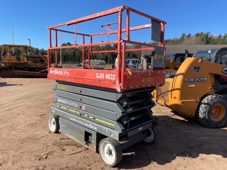 #1877-•-skyjack-sj111-4632-32'-electric-scissor-lift-image-1