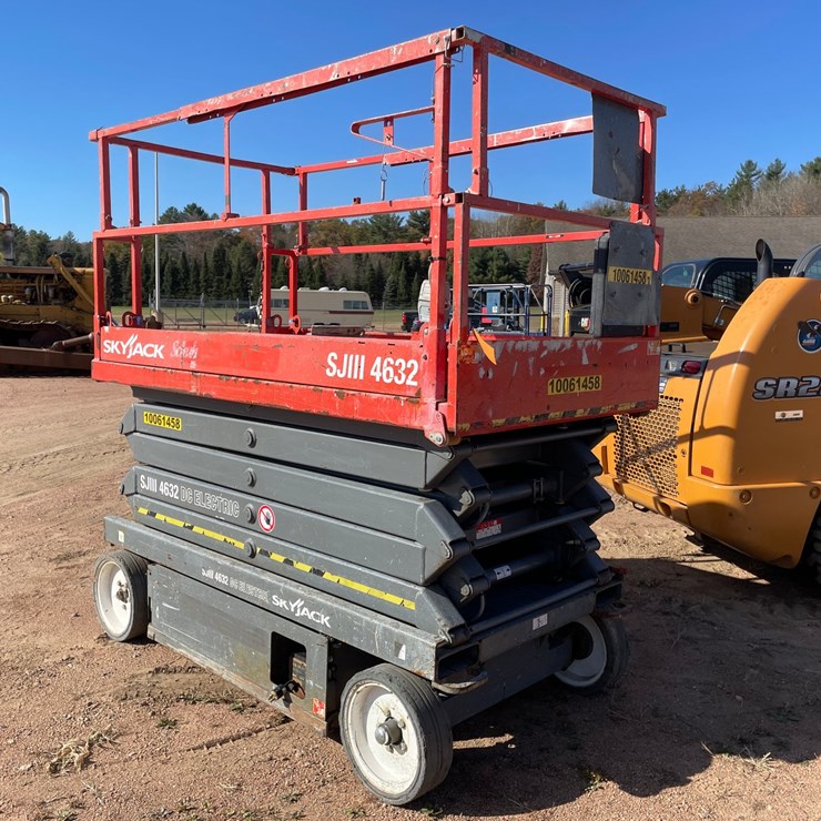 #1877 • Skyjack SJ111 4632 32' electric scissor lift