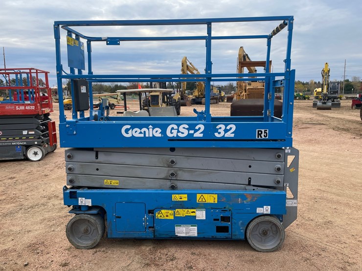 #1901-•-2016-genie-gs2632-electric-scissor-lift-image-8