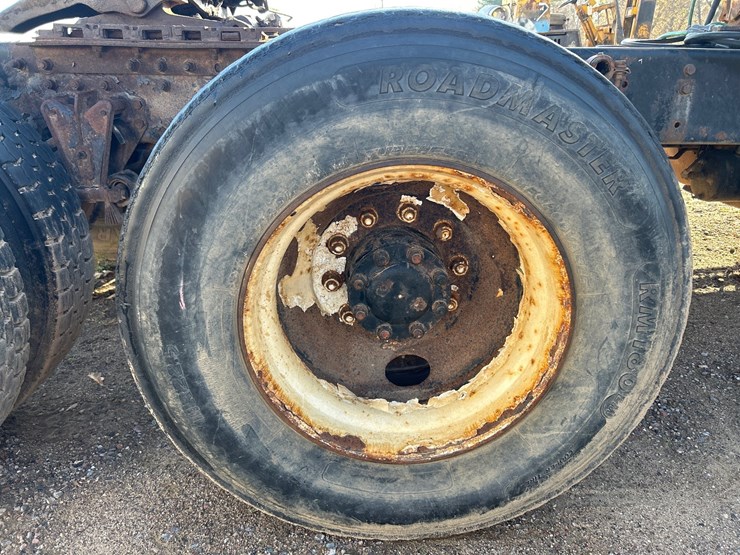 #6903-•-1995-volvo-gm-wg64t-tandem-axle-day-cab-semi-tractor-(has-wi-title)-image-32
