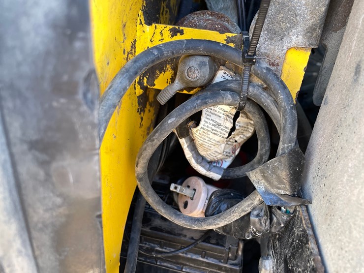 #1906-•-new-holland-l228-skid-steer-image-16