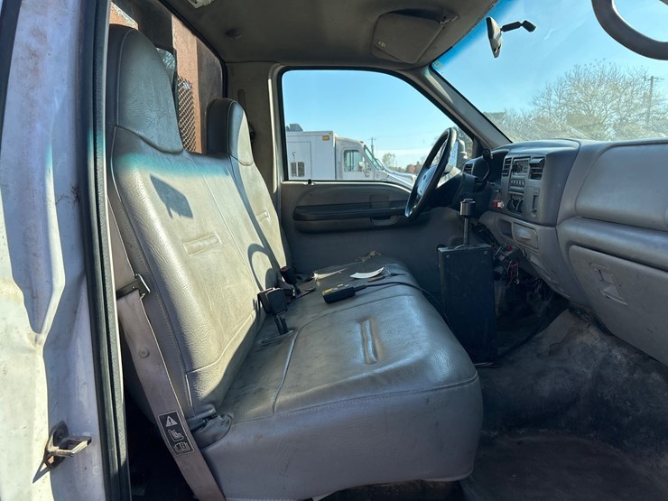 #6935-•-2000-ford-f-550-super-duty-stake-bed-dump-truck-(has-wi-title)-image-27