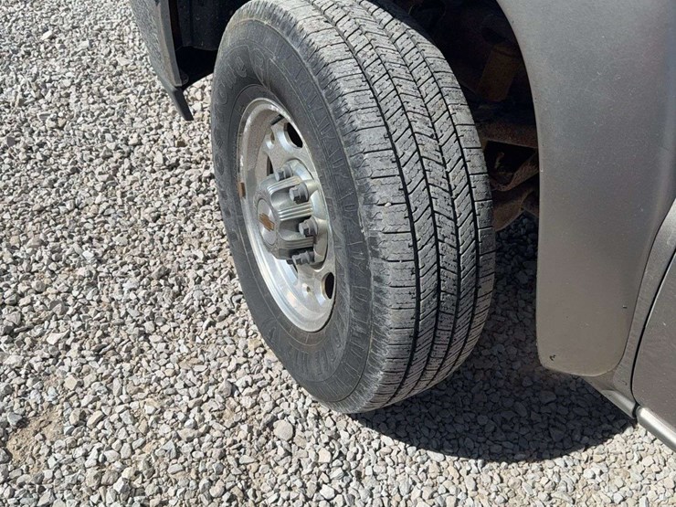 2002-chevrolet-silverado-2500-hd,-4x4,-cloth-interior,-single-cab,-camper-shell,-reese-hitch,-215,438-miles,-vin#-1gchk24u31e235020-image-8