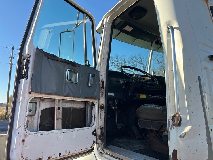 #6903-•-1995-volvo-gm-wg64t-tandem-axle-day-cab-semi-tractor-(has-wi-title)-image-44