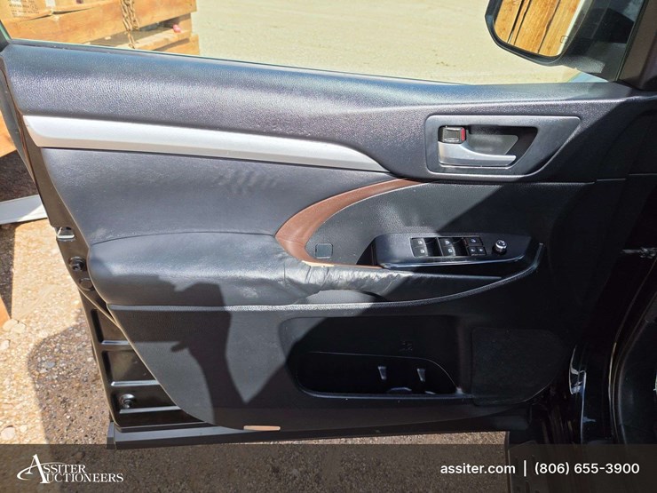 2015-toyota-highlander-xle-image-18