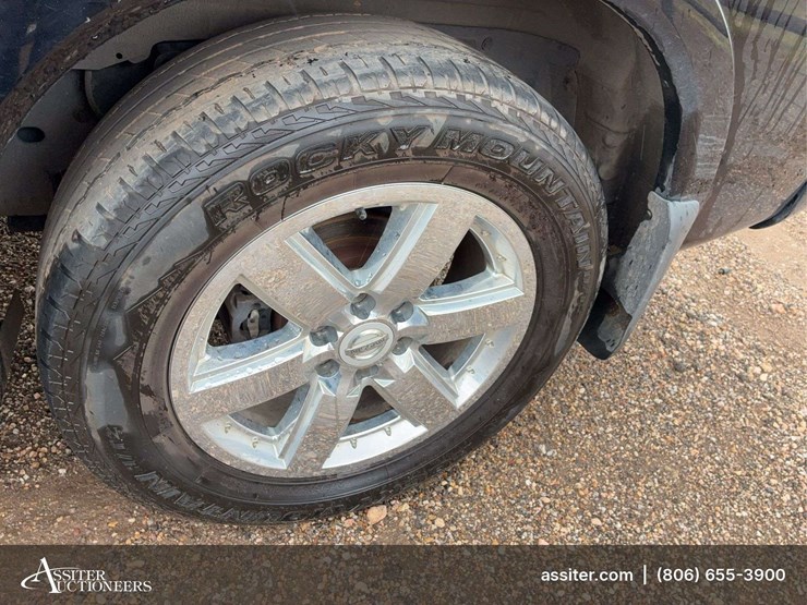 2011-nissan-armada-image-38
