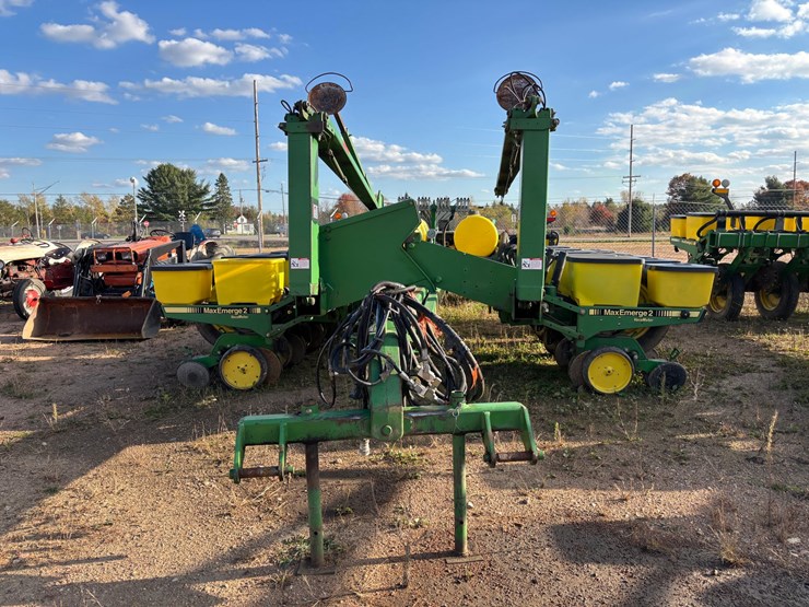 #1949-•-john-deere-7200-conservation-16-row-planter-image-2