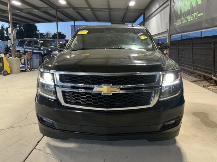 2018-chevrolet-suburban-suv-image-3