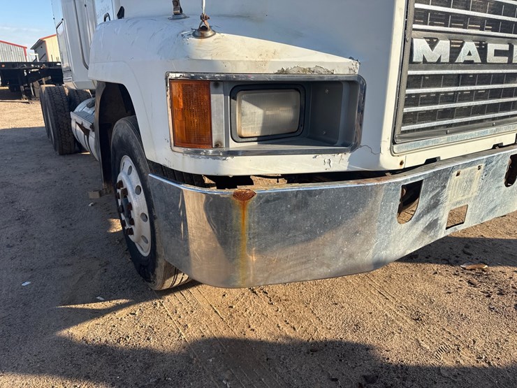 #6902-•-1993-mack-conventional-sleeper-semi-tractor-image-48