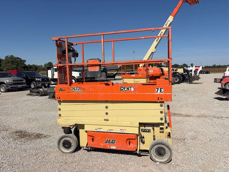 2015-jlg-26’-scissor-lift-(7e)-model-2632es,-battery-operated,-26’-reach,-non-marking-tires,-s/n--0200240038-image-2