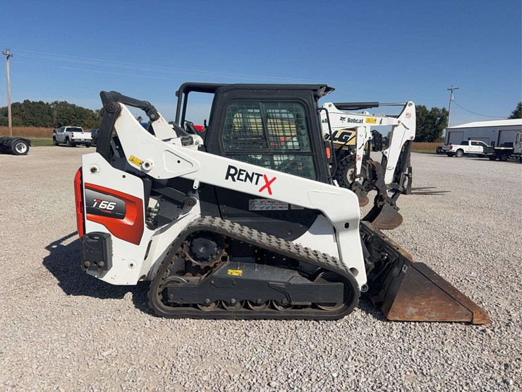 2022-bobcat-t66-tracked-skid-steer,-1367.6-hours,-radio,-quick-attach-hookup,-cab,-heat/ac,-comes-with-smooth-68”-bucket,-s/n---b4sb28773-image-3